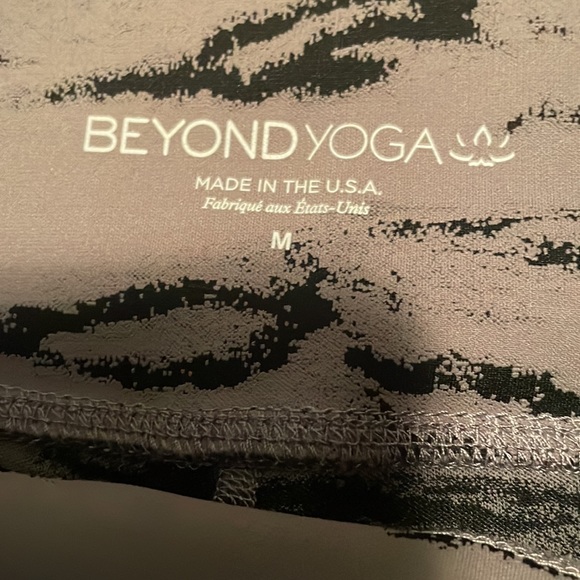 Beyond Yoga Leggings Womens M Gray Tiger Print High Waist Midi Gym Athletic Cute - Picture 3 of 8